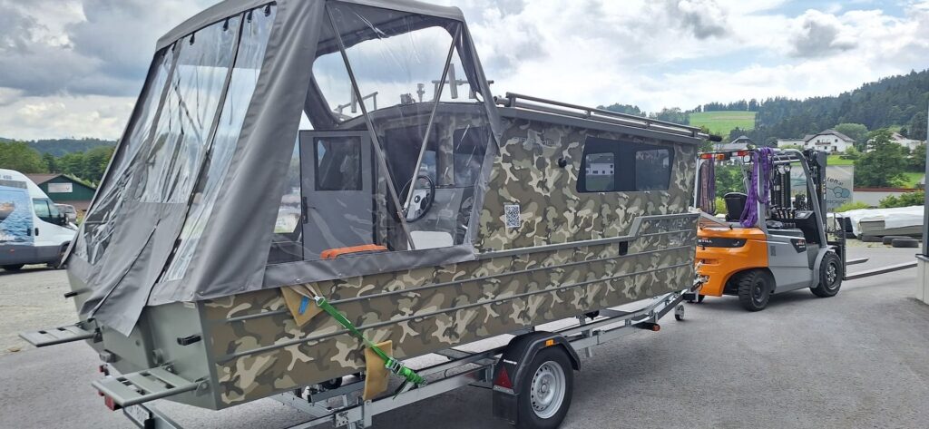 hammer-590-c-aluminium-fishing-boat-with-bimini
