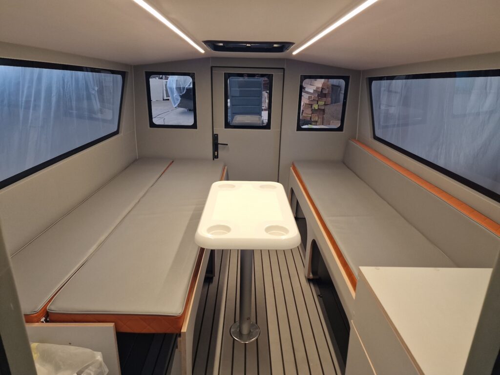 hammer-590-c-cabin-table-interior