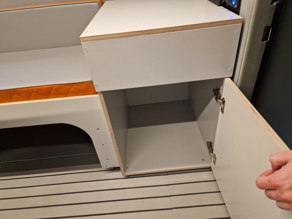 hammer-590-c-eva-decking-aluminium-boat-storage