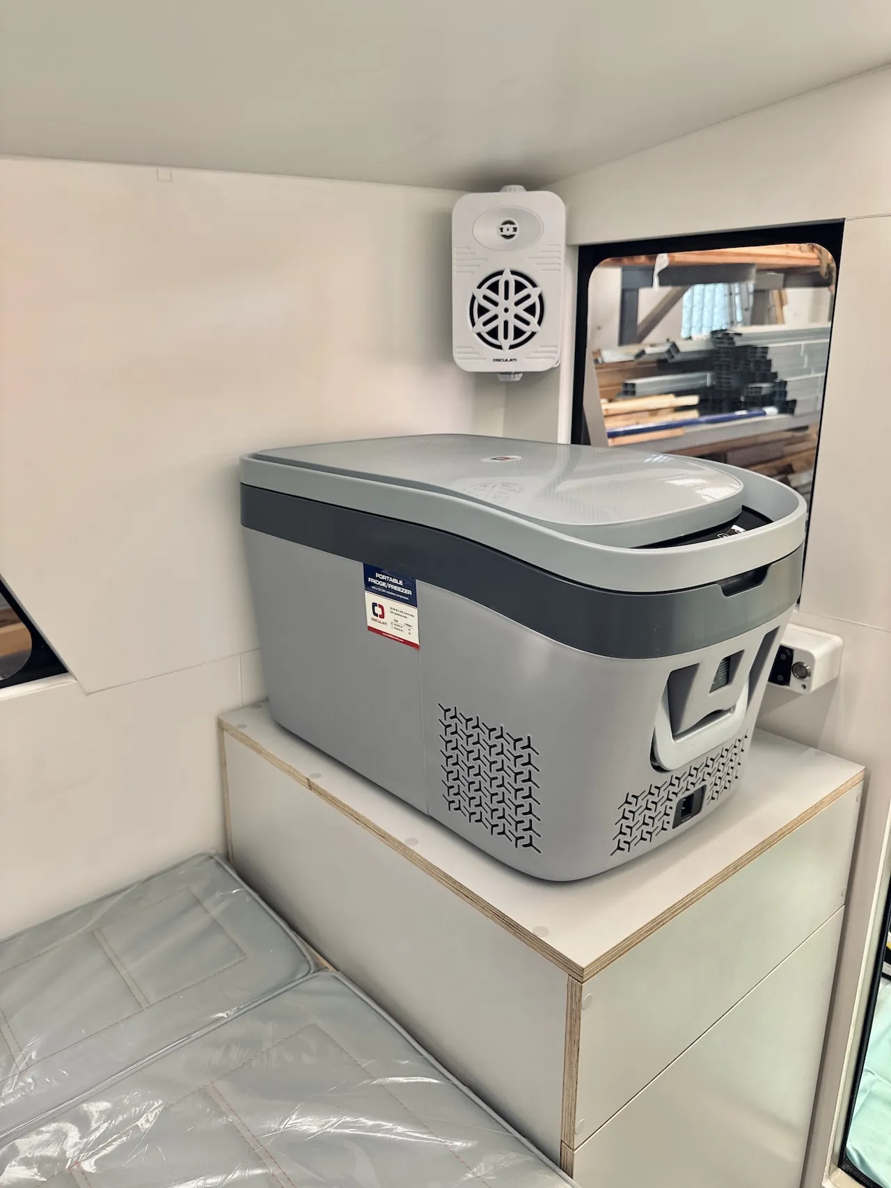Portable fridge with compressor