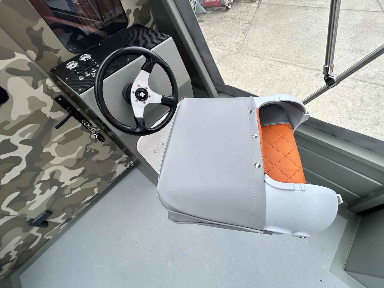 Adjustable captain’s seat incl. pedestal and upholstery