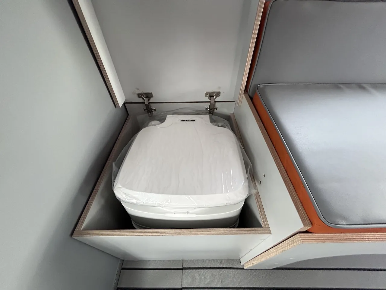 Chemical toilet incl. accessories and installation