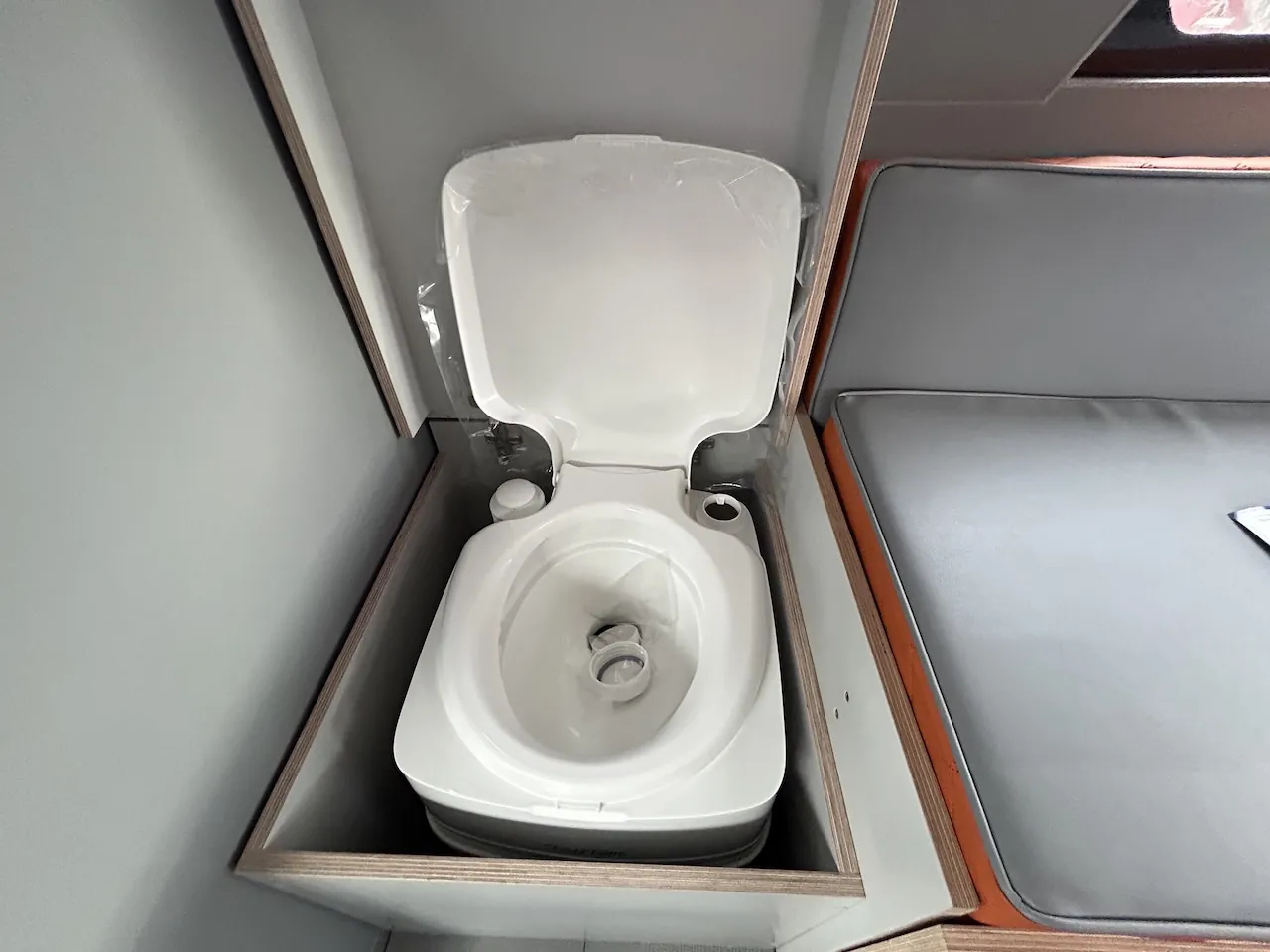 Chemical toilet incl. accessories and installation