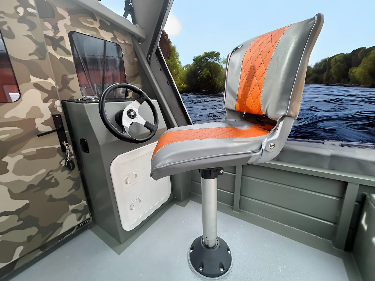 Adjustable captain’s seat incl. pedestal and upholstery
