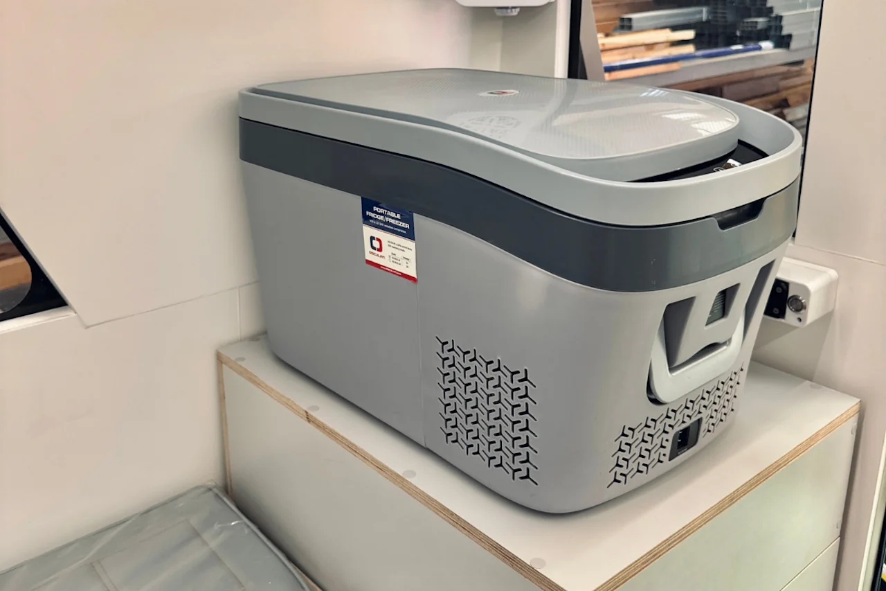 Portable fridge with compressor