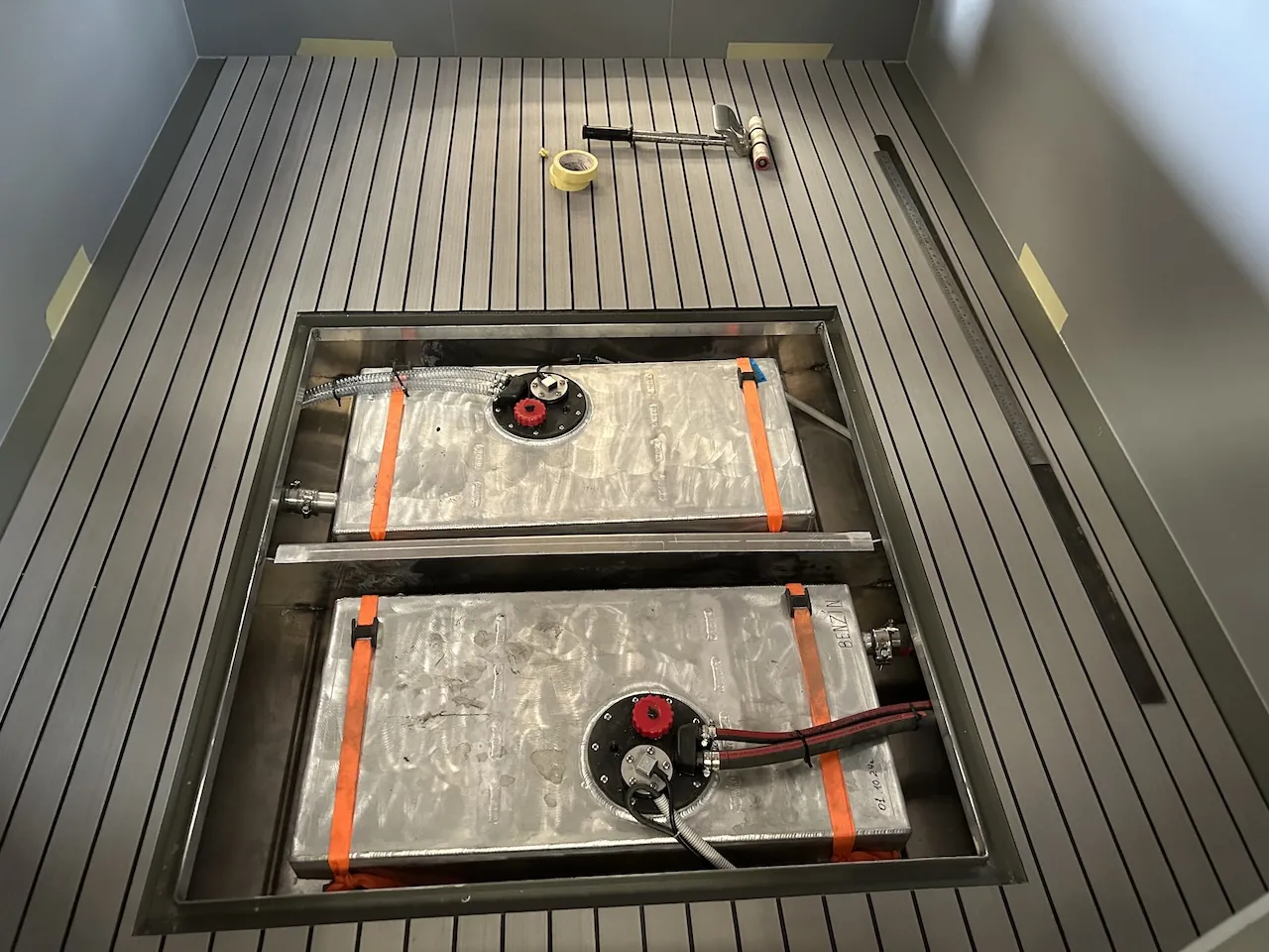 Built-in fuel tank (37 L)