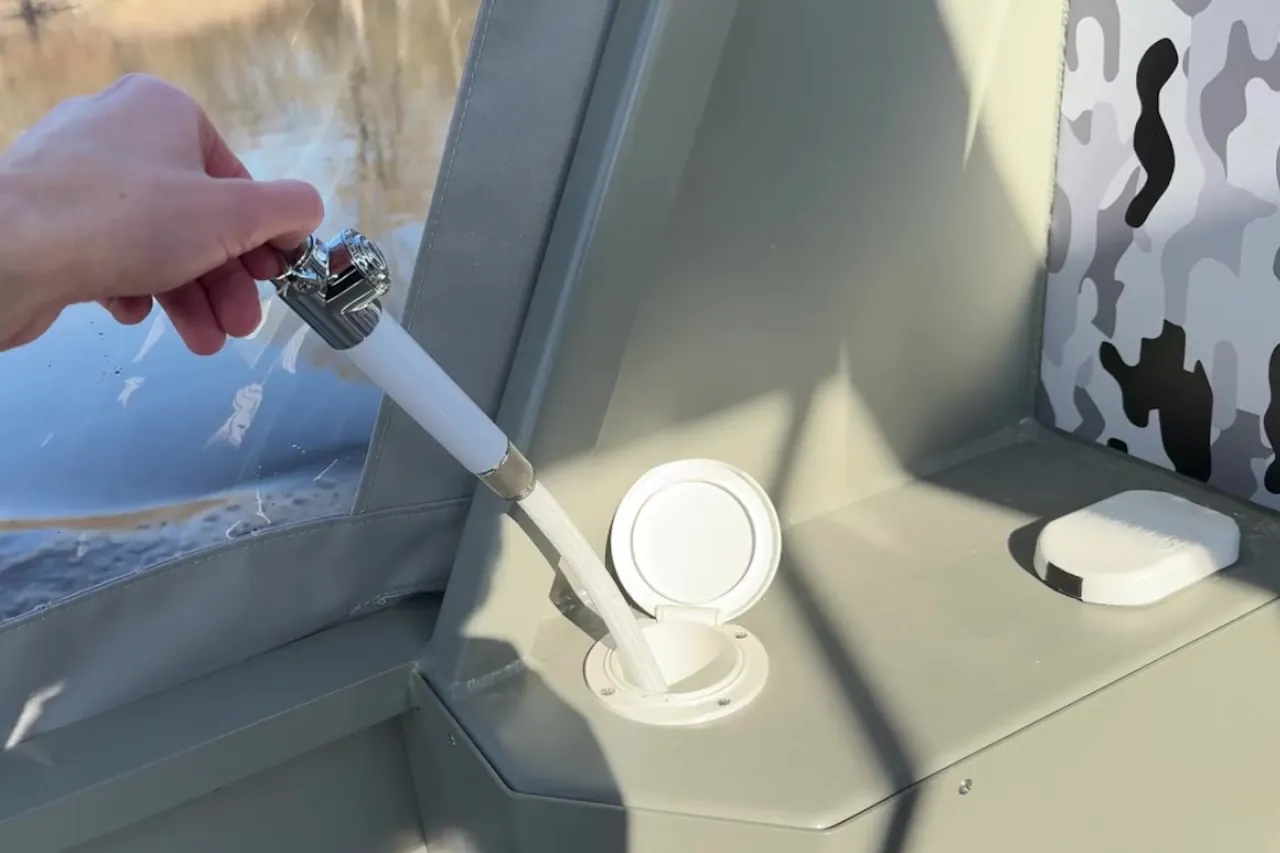 Deck shower with integrated tank, pump, and sensors (37L)