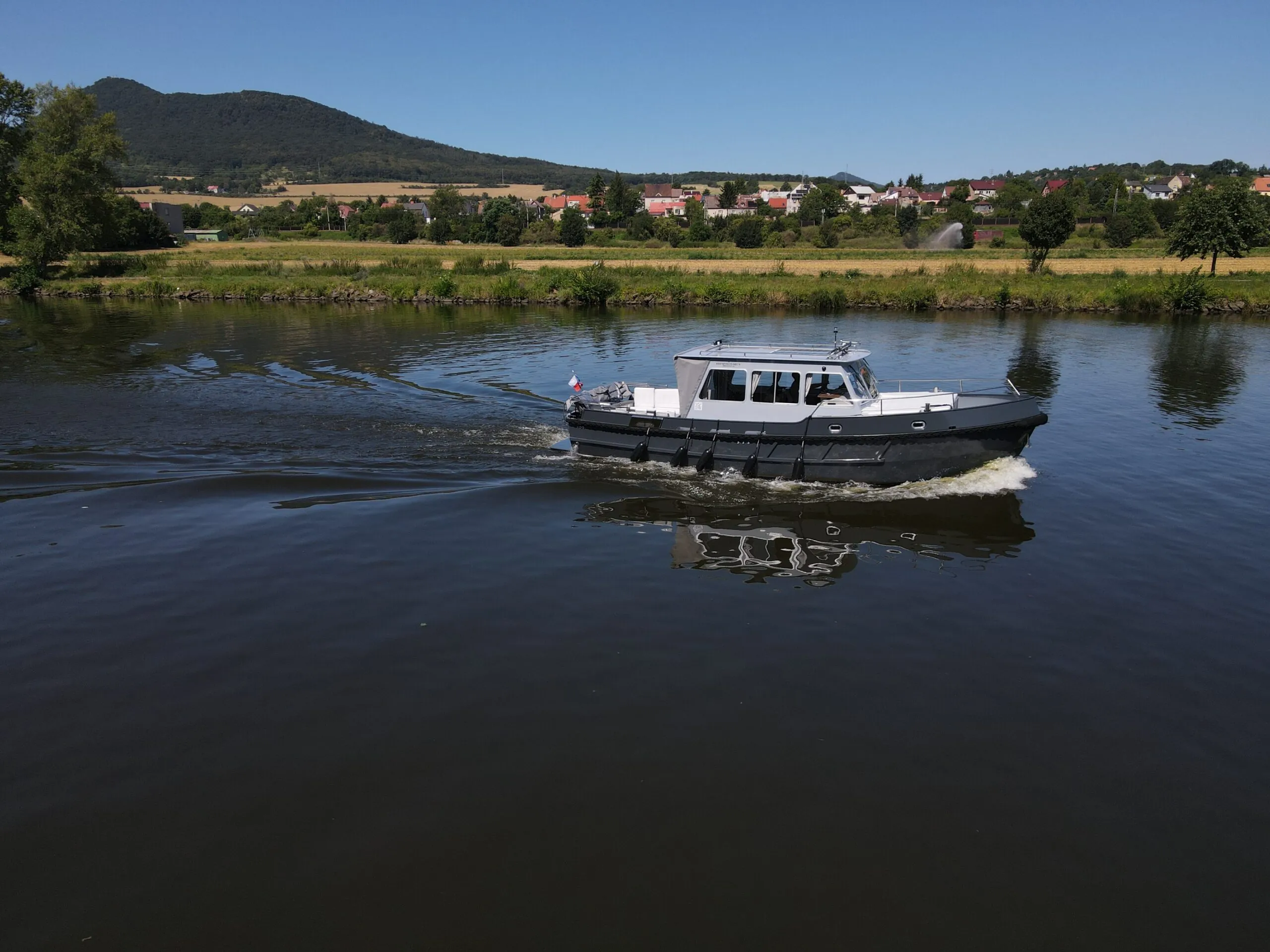Steel Motor Yacht Jantar 98 slide