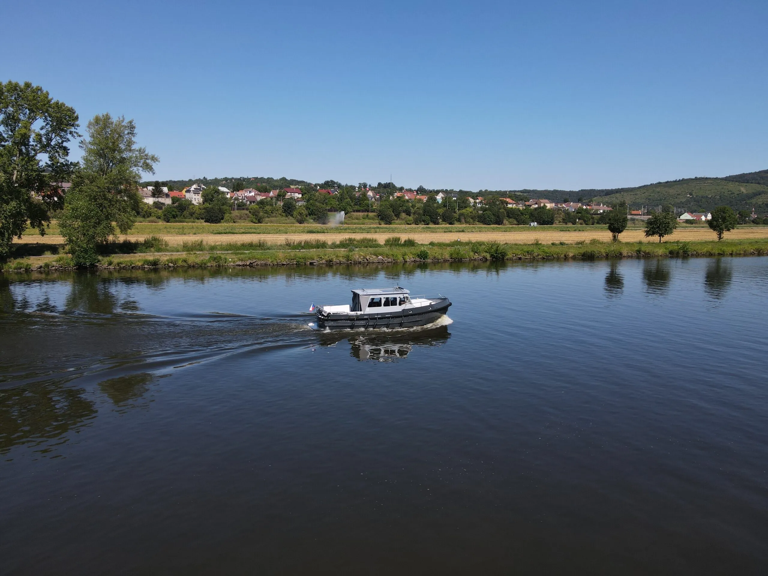 Steel Motor Yacht Jantar 98 slide