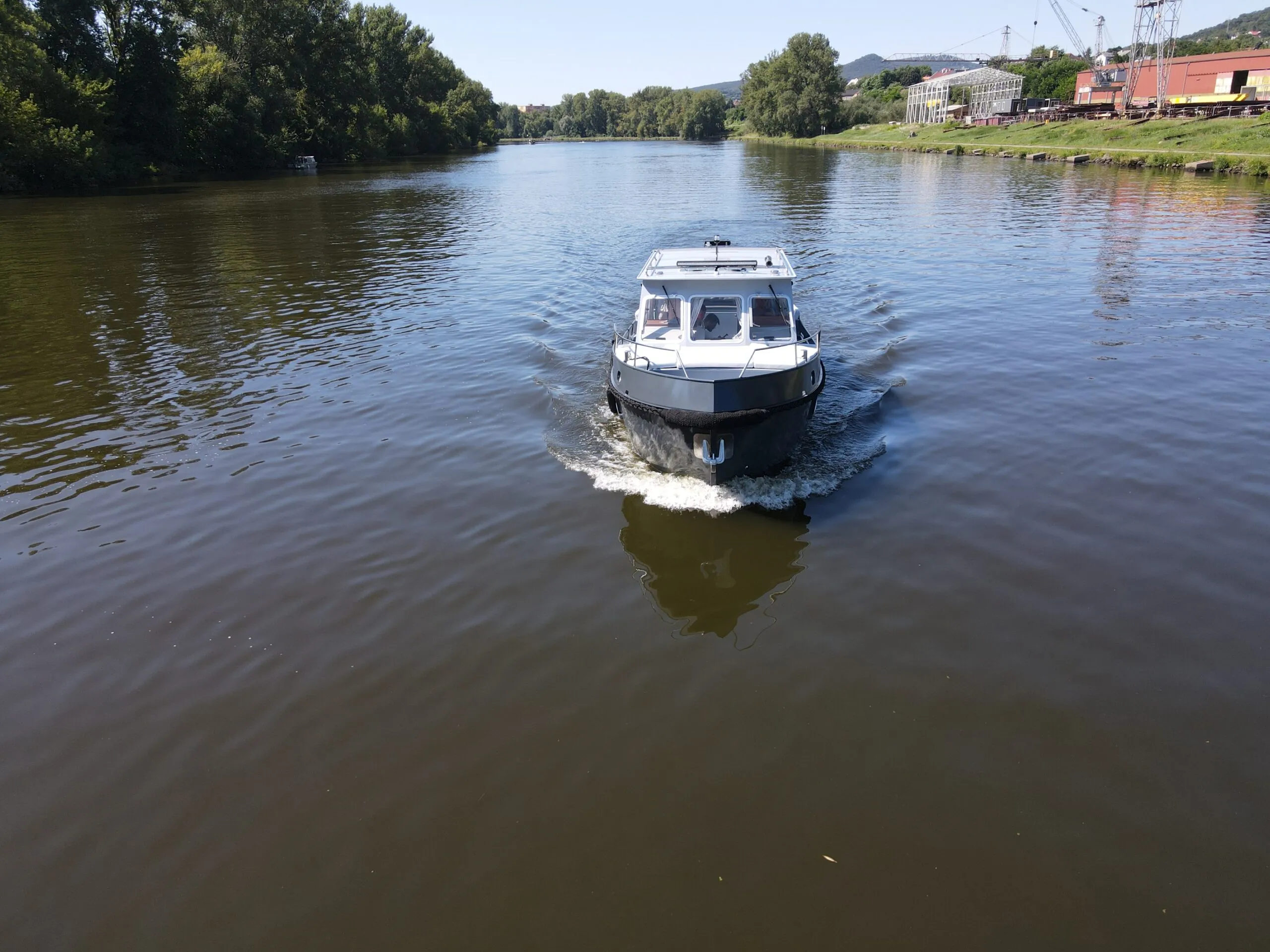 Steel Motor Yacht Jantar 98 slide