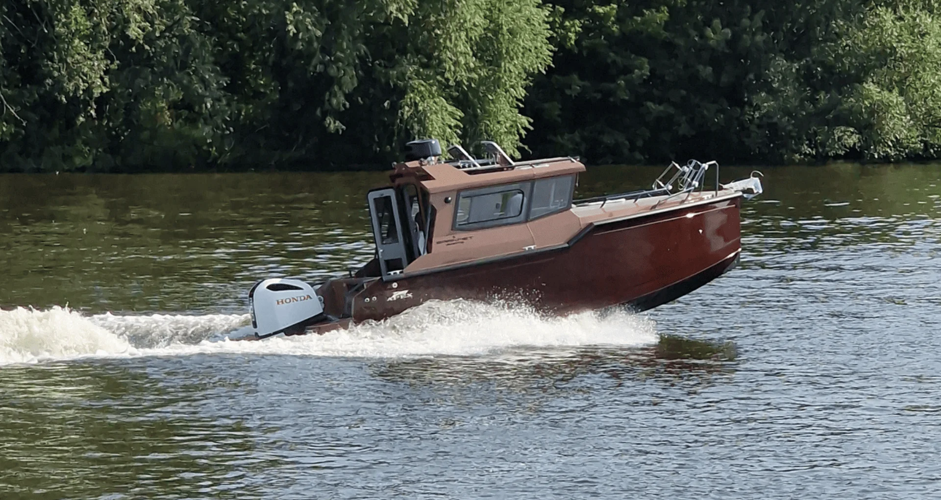 APEX 620 Aluminum Cabin Boat slide