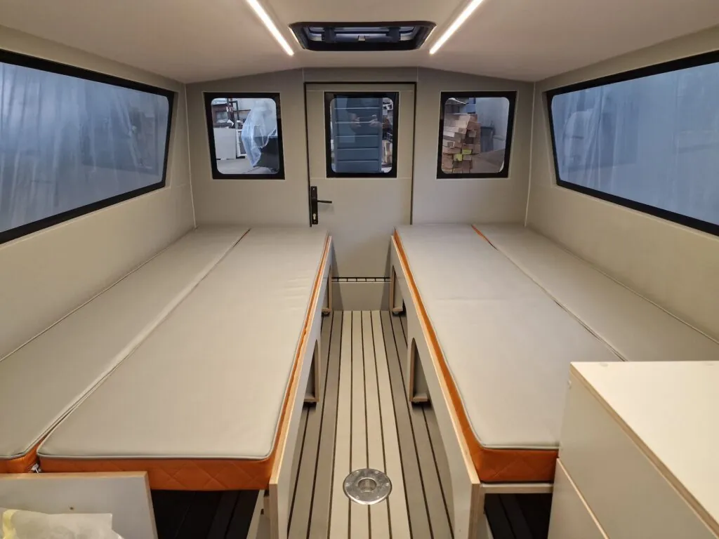 hammer-590-c-cabin-sleeping-berths-storage